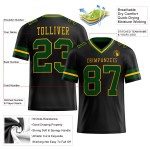 Op maat gemaakt zwart mesh voetbalshirt met authentiek groen-gouden patroon Op maat gemaakt zwart mesh voetbalshirt met authentiek groen-gouden patroon