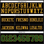 Op maat gemaakt zwart mesh voetbalshirt met authentiek groen-gouden patroon Op maat gemaakt zwart mesh voetbalshirt met authentiek groen-gouden patroon